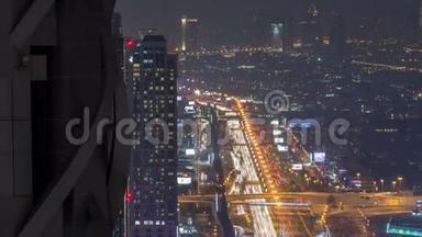 迪拜市区夜间时光流逝，现代塔楼从顶部俯瞰阿拉伯联合酋长国迪拜。